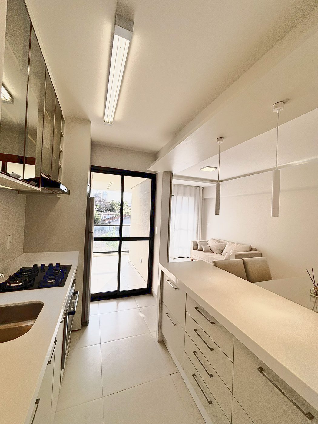 Residencial Sette — Cozinha integrada com acesso à sacada
