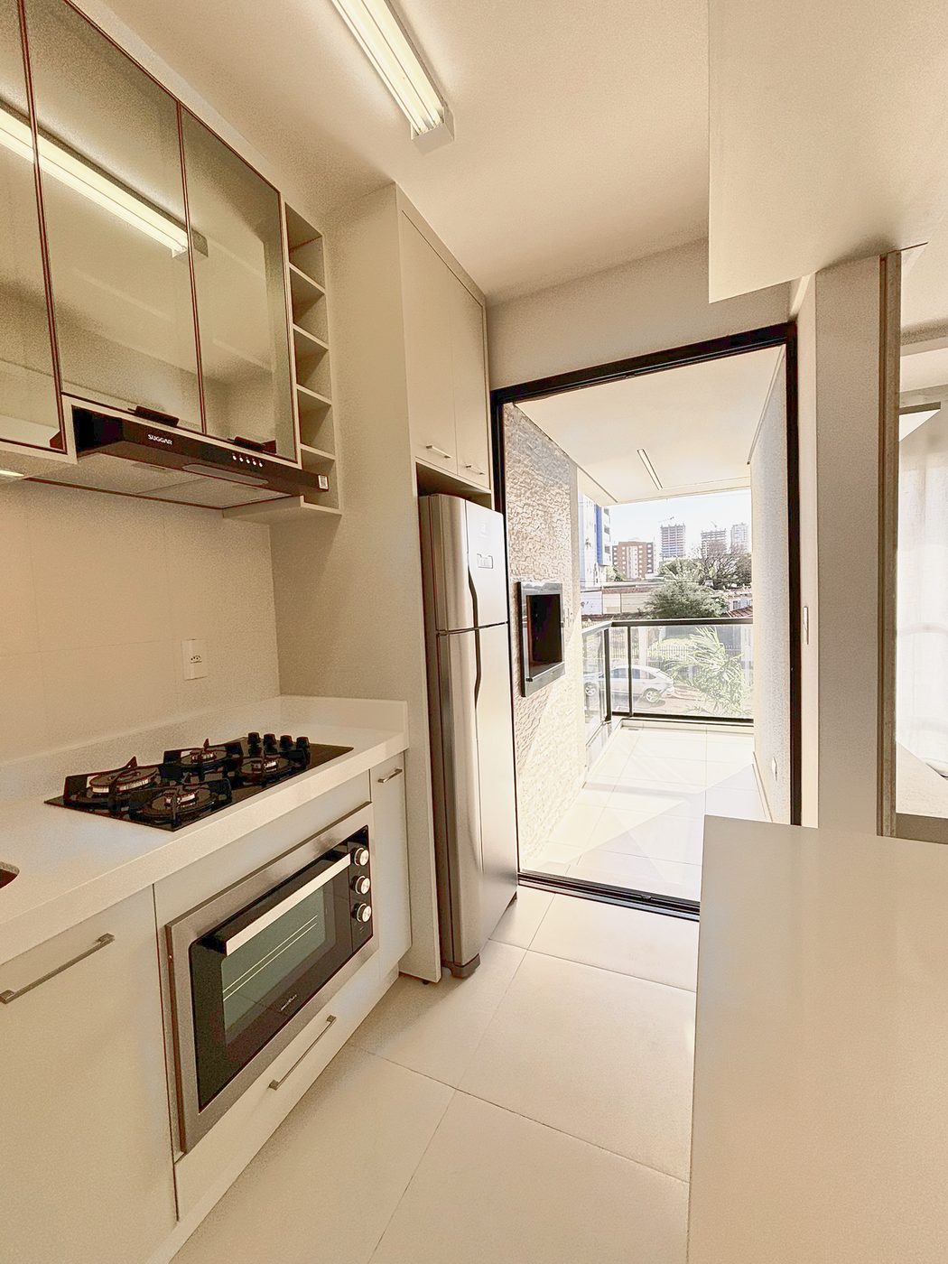 Residencial Sette — Cozinha com cooktop e forno embutido