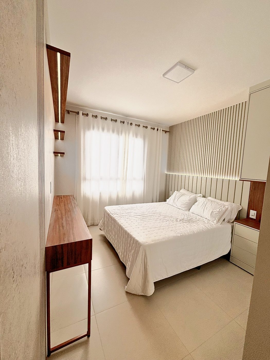 Residencial Sette — Suíte com marcenaria e espelho